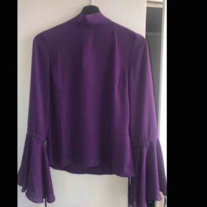  - En super fin lila blus💜helt oanvänd pga inte så förtjust i blusar,pris kan diskuteras👍🏼frakt står köparen för:) kram❤️ 