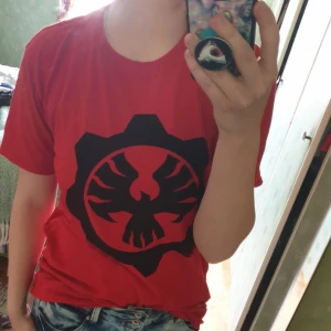  - Gears of wars tröja från en lootcrate. Frakt inte inkluderad och priset går att diskutera.