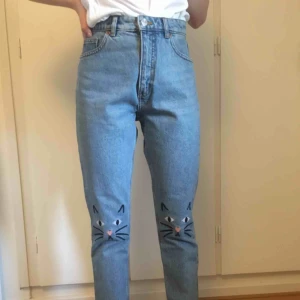  - Helt oanvända jeans från monki i modellen kimono. De är verkligen superbekväma och har söta katter på knäna!! Säljer eftersom de aldrig har kommit till användning. Nypris 400kr