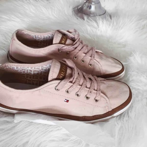  - Tommy hilfiger skor som är i väldigt bra skick , ord pris 599:- mitt pris 260:- frakt ingår ✨🌸