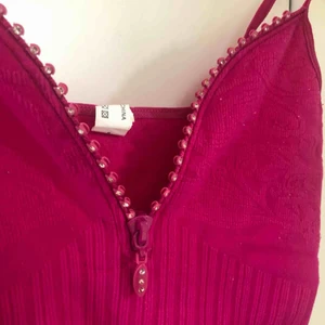  - Supergulligt rosa vintagelinne i storlek XS/S med en diamantförsedd dekorationsdragkedja som ger linnet en v-urringning. Stretchigt.