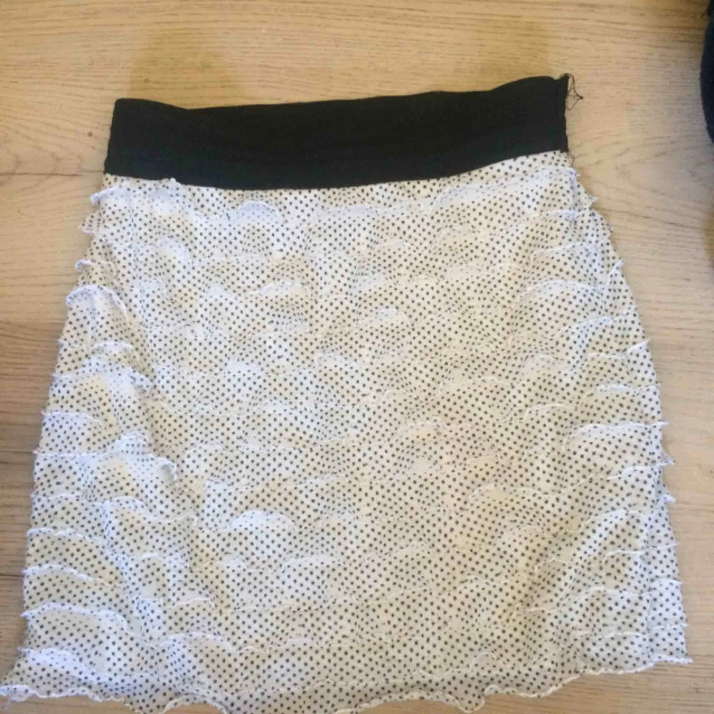 Fin plisserad kjol från look, storlek S men passar nog även XS! Säljer pga att den är för stor för mig, perfekt nu till sommaren☀️Frakt tillkommer :). Kjolar.