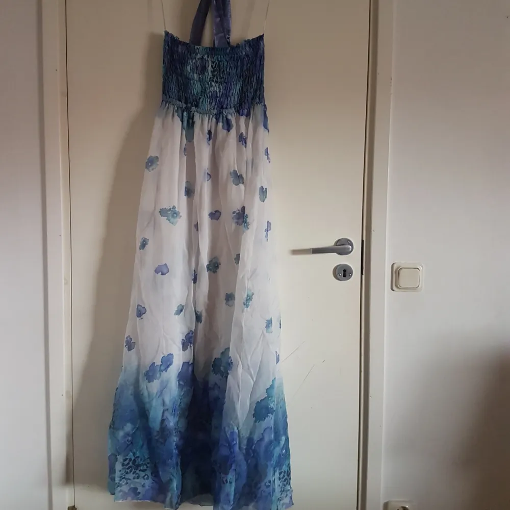 Blå och vit blommig klänning, ombre färgad med blått och turkost längst ner, fint skick . Klänningar.