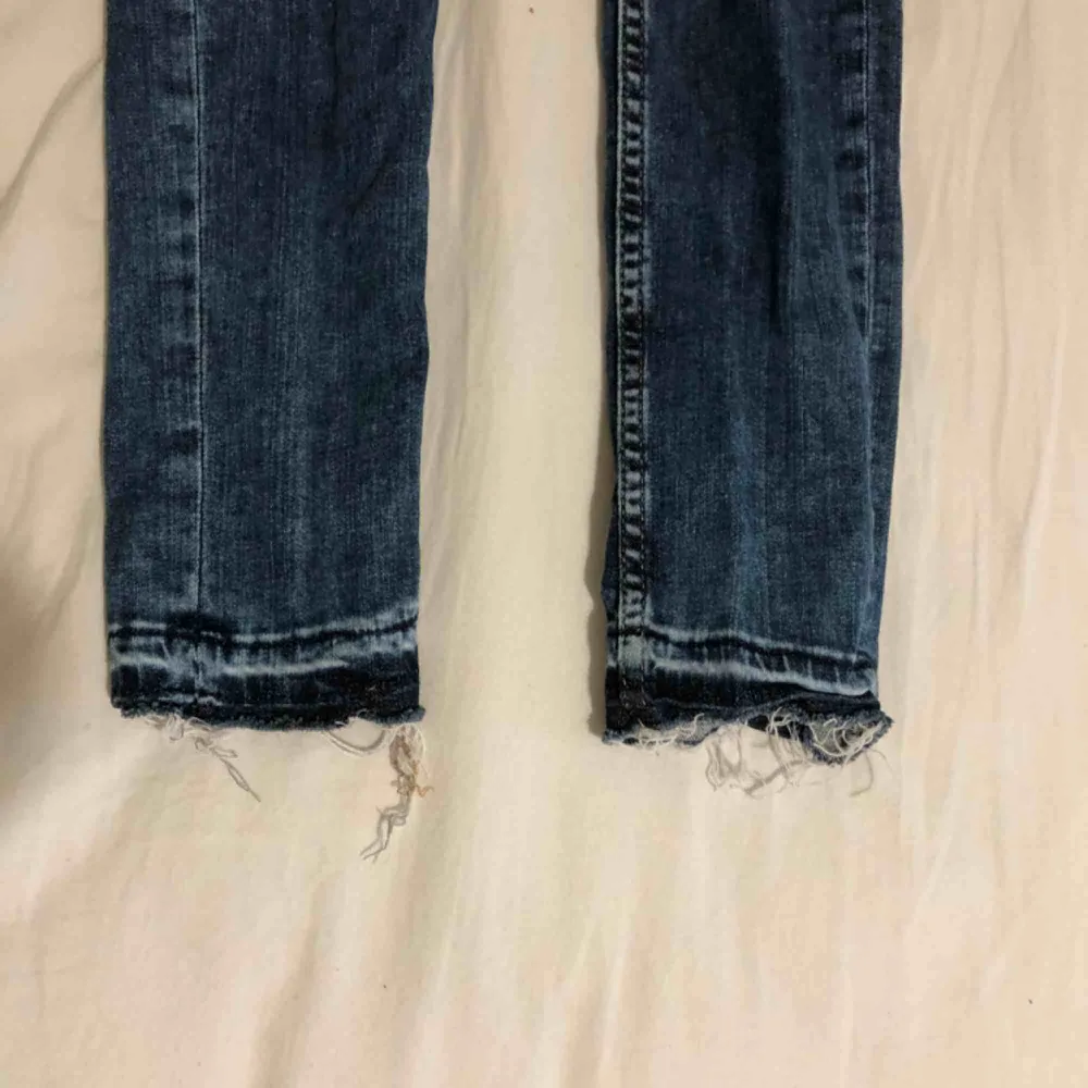 Ett par fina jeans med hål! Frakt tillkommer! ☺️. Jeans & Byxor.