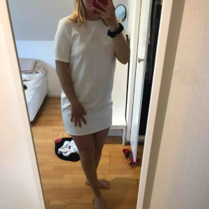  - Superfin klänning från Nelly som verkligen är perfekt till studenten/examen och sommaren!! Helt oanvänd och säljs pga för liten för mig. Kan mötas upp i Lund och trakterna runt om. Kan även skickas (köparen står då för frakten)🌟