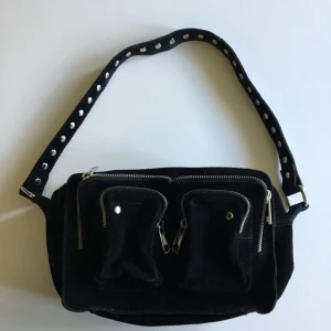  - Säljer min svarta nunoo-väska i modellen Ellie New Suede. Använd ca 5ggr och är i väldigt bra skick. Nypris: 1399kr