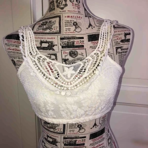  - Benvit magtröja i spets. Väldigt fin och aldrig använd!