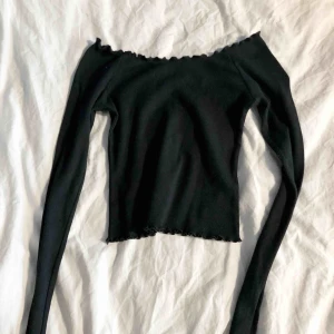  - Off the shoulder topp med snygga ”vågiga” kanter! 40kr frakt eller mötas upp i Stockholms innerstad ♥️🌹