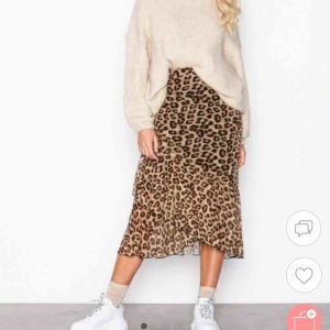  - Snygg kjol från Nelly i leopardmönster! Aldrig använd, endast testad. Frakt 40kr! 