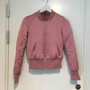  - Rosa ”bomber” jacka Storlek 6 (32/XS/S) Pris 50kr  Hämtas i Bromma eller köparen betalar frakt