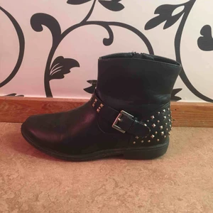  - Boots med nitar och silver detaljer