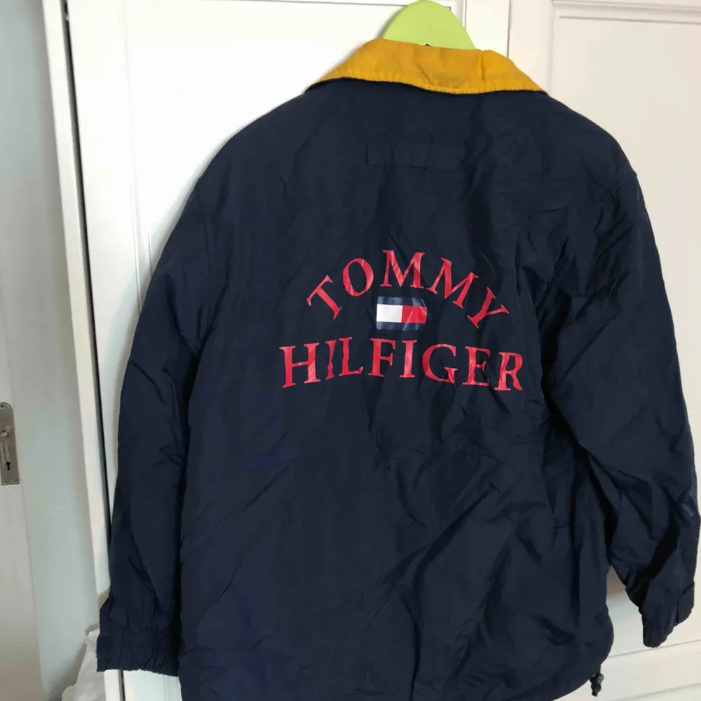 Vintage Tommy hilfiger-jacka! Bra skick! Köparen står för frakt, endast swish 🌱. Jackor.