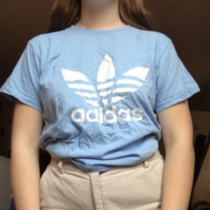  - Säljer denna ljusblå fakeadidas tshirten!💙