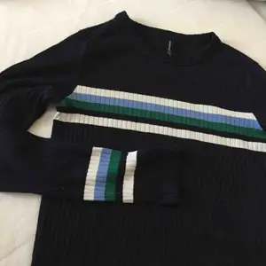 Ribbad marinblå tröja. Jag har annars storlek xs/s men denna M passar mig perfekt då den är lite mindre i storleken. Använd max 3 gånger. 