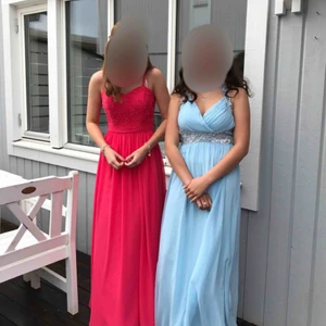  - Säljer min fina balklänning! Använd under en kväll. Bild1: vänster Bild2: bilden: höger Kan användas ned och utan axelband Jag är 163 och hade ca 10 centimeters klackar till:) Inköpt på en klänningsaffär på Lidingö.  Storlek: S Nypris: 1300kr Frakt: 80kr