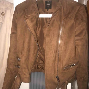  - Bra skick! Ifrån Zara. Mocka jacka. Brun. 