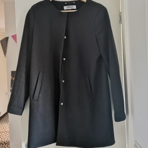  - Säljer min svarta vår och höstkappa från ONLY. Köpt på Vero Moda. Använts flertal gånger men är i bra skick! ✨ Köparen står för frakten ✨ Använder swish 💸