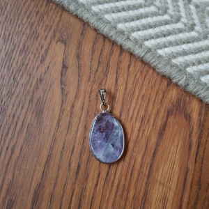  - Berlock med ametyst sten och ram av sterling silver. Frakt betalas av köparen