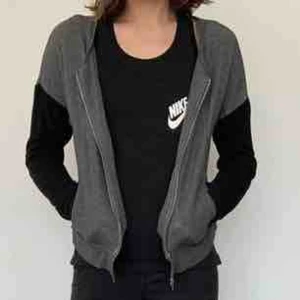  - Super comfy Cardigan Brand: Calvin Klein Size: XS Colour: Grey / Black  Used. Bought this really comfortable cardigan in L.A. 3 years ago. It feels really nice on your skin and fits with everything. You can dress it up or down, depending on occasion.