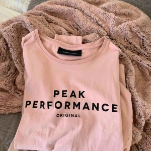  - Supersnygg peakperformance tröja! Använd 2-4 gånger. Tar emot swish