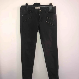  - Super fina och trendiga jeans från Zara. I stolek 42 dock små i stoleken så funkar för 38-40 med :) dessa är i super bra skick, sen framförallt så är de väldigt sköna med👍🏽