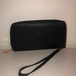  - Rymlig, välorganiserad plånbok i svart ormskinnsliknande läderimitation. SUPER BRA skick!!!!!