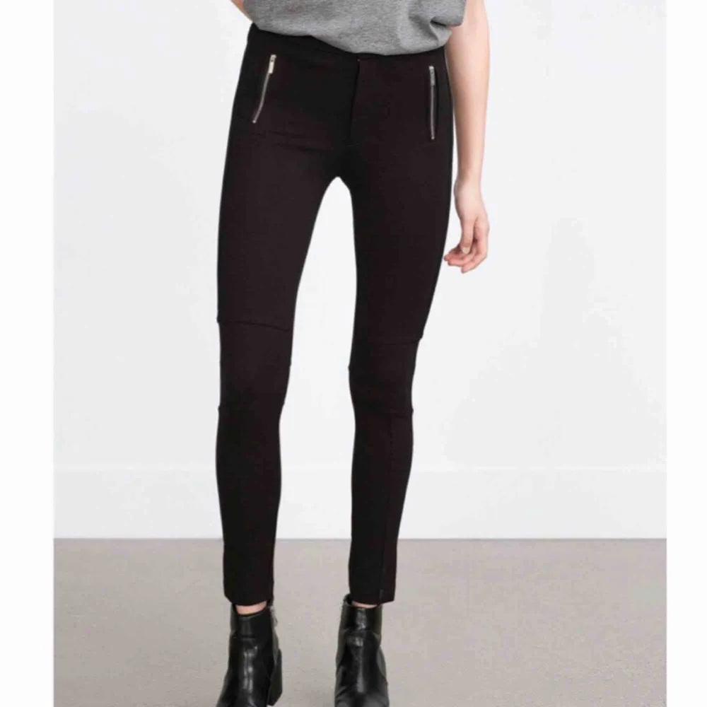 • Svarta slacks från Zara •  Dekorativa dragkedjor i fram, stretchiga och superfina, säljer då jag har ett par liknande  70 kr + frakt. Jeans & Byxor.