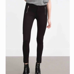  - • Svarta slacks från Zara •  Dekorativa dragkedjor i fram, stretchiga och superfina, säljer då jag har ett par liknande  70 kr + frakt