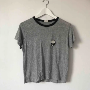  - Populär tröja från Brandy Melville. Jätte skönt material! Passar de flesta eftersom den är stretchig, beroende på hur man vill att den ska sitta👽 Möts upp i Gävle eller fraktar för 18kr