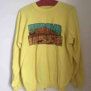 Fin gul sweatshirt med texten Sedona Arizona, köpt på Beyond retro. Står på etiketten att storleken är L (42-44) men jag tycker den är ganska liten i storleken, så passar en Medium bäst.  150 med frakt. 