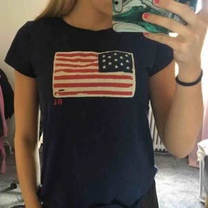 - Blå Ralph Lauren tröja Storlek L junior, sitter som en S Knappt använd  Går att skicka om köparen betalar frakten