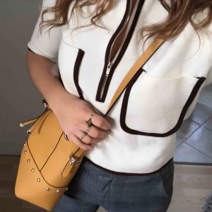  - Gul snygg väska från Zara. Perfekt för att lysa på en våroutfit 