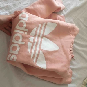  - Supersnygg oversized Adidas tröja ! Kmr inte till användning längre :(  Frakt tillkommer.