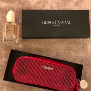  - Si Parfym från Giorgio Armani med medföljande necessär samt box.  Möts upp i Ropsten eller fraktar då fraktkostnaden tillkommer köparen.