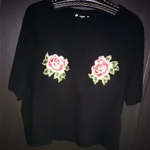  - Tshirt med broderade rosor, 