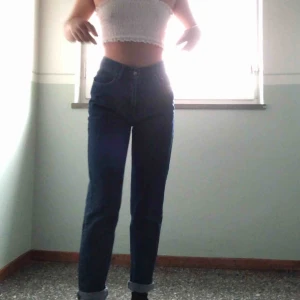  - Mörkblå 80 tals inspirerade jeans 😇 jag är 163cm 💓  dom kan fraktas för fraktkostnad  läs min bio innan köp 🦋💘