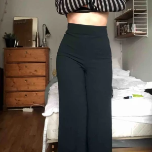  - säljer dessa skitsnygga byxor från zara! är man längre funkar de som culotter men på mig som är 157cm är de ner till anklarna. på sista bilden syns färgen ganska bra så de är inte svarta som jag trodde haha..