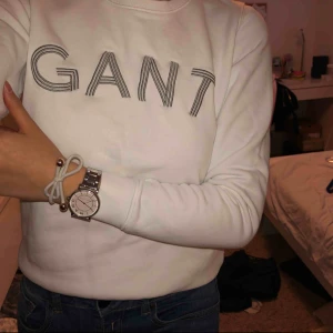  - En sweatshirt från märket Gant, knappt använd men skönt material!💘 kan självklart fraktas!☺️✨