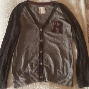  - Stickad kofta ifrån H&M logg, använd men i bra skick. Frakt tillkommer.