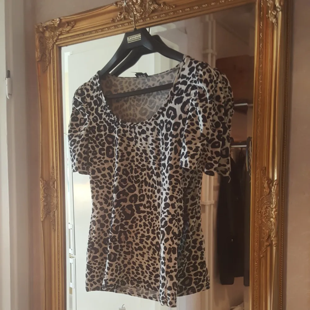 Jätte fin leopard tröja ifrån H&M, använd ett fåtal gånger. Har lite puff på axlarna. Frakt tillkommer i priset annars kan jag mötas upp i Örebro.. Toppar.