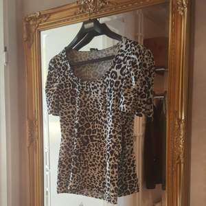 Jätte fin leopard tröja ifrån H&M, använd ett fåtal gånger. Har lite puff på axlarna. Frakt tillkommer i priset annars kan jag mötas upp i Örebro.