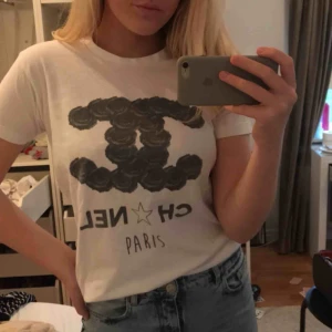  - T-shirt från fiorucci, nypris 399. Köparen står för frakt. Använd fåtal gånger och i bra skick. Lite liten i storleken. 