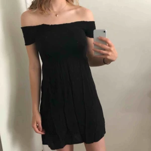  - Svart solklänning från Bikbok i off-shoulder-modell! Superskön, och sval, perfekt till sommaren! För mer info se min profil eller skriv!