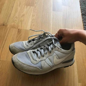  - Så snygga sneakers från Nike, modellen heter internationals. Använda men i fint skick. Storlek 39 men har använts av mig som har 38 i vanliga fall. Gratis frakt!!!💞