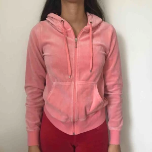  - En rosa tröja från cubus med tryck på baksidan där det står ”keep cool”. Kostar 100kr inklusive frakt. 