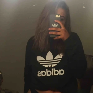  - Mörkgrön Adidas sweatshirt i storlek S. Tror den är i herrmodell och därför lite större. 