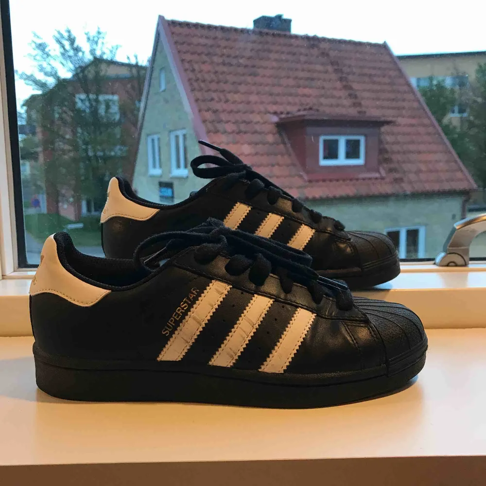 Adidas Superstar svarta. Köpta för 699kr och använda 3 ggr. Köparen står för frakten. Nästan nyskick förutom de svarta strecken på högra skon men syns inte på långt håll. 💖. Skor.