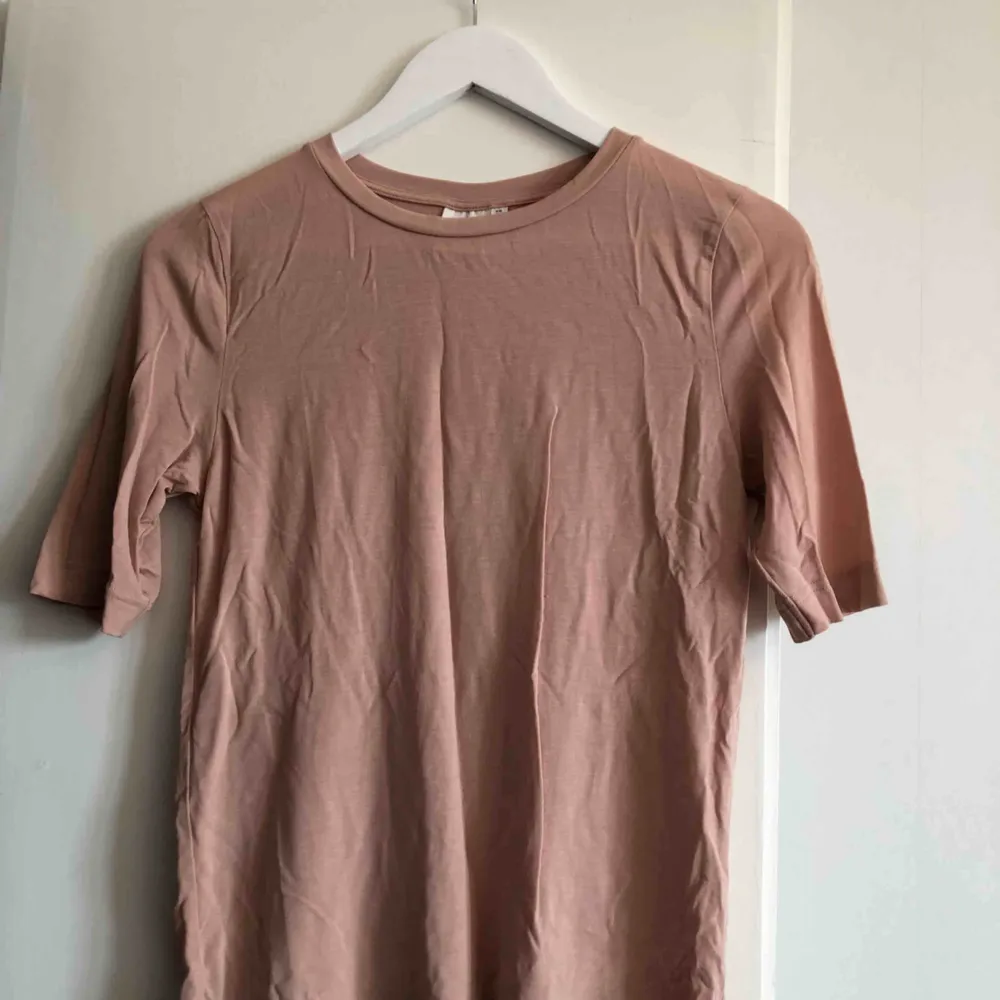 Pastellrosa T-shirt köpt på Afound men aldrig blivit använd. Perfekt skick och jätteskönt material. T-shirts.
