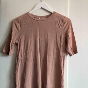Pastellrosa T-shirt köpt på Afound men aldrig blivit använd. Perfekt skick och jätteskönt material