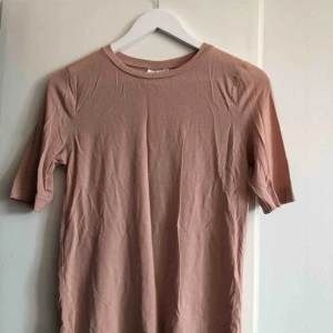  - Pastellrosa T-shirt köpt på Afound men aldrig blivit använd. Perfekt skick och jätteskönt material